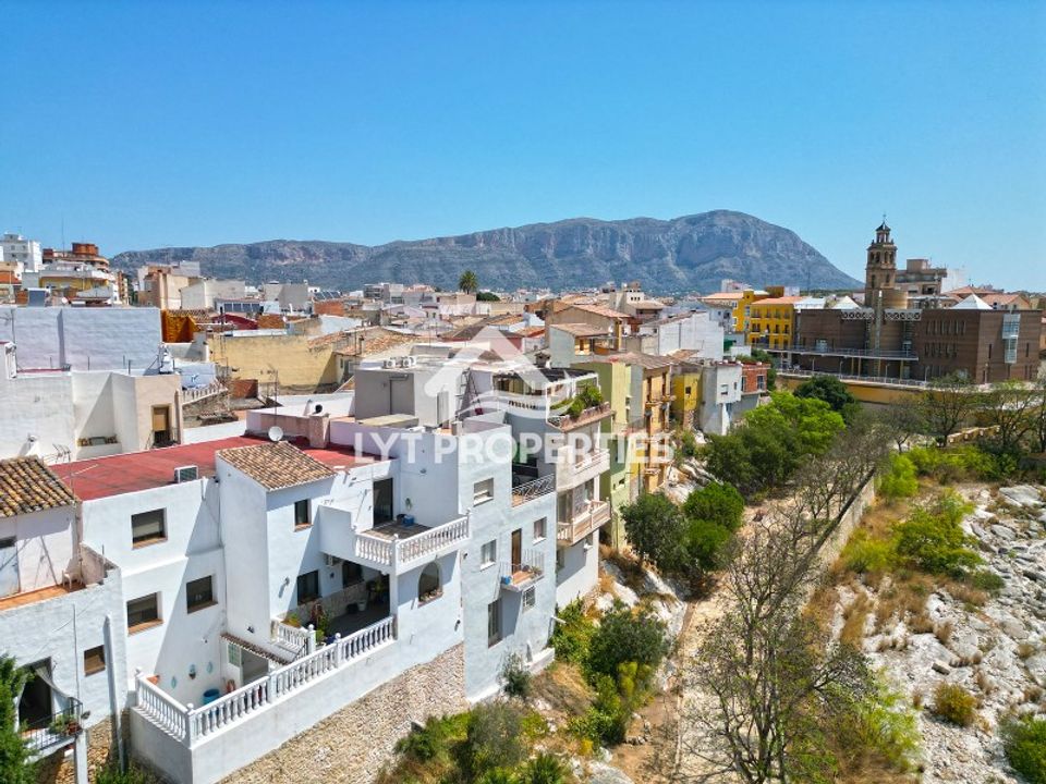 Вилла с 4 спальнями в Аликанте, Испания № 256473