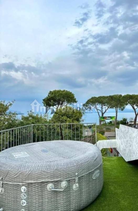 Imóvel comercial em Desenzano del Garda, Italy 300 m² N.º 304587