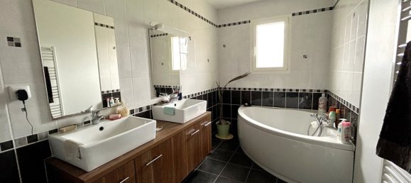 5 bedrooms House in Saint-Amand-Montrond, France No. 80038 9