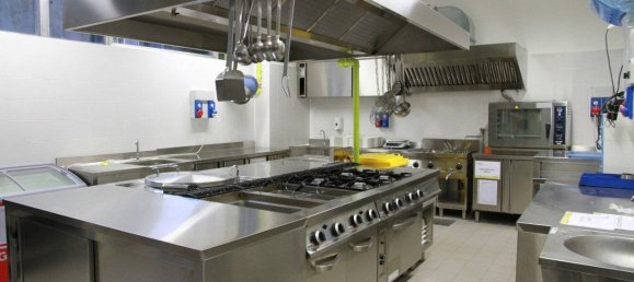 4 rooms Commercial property in Capannori, Italy No. 140288 3