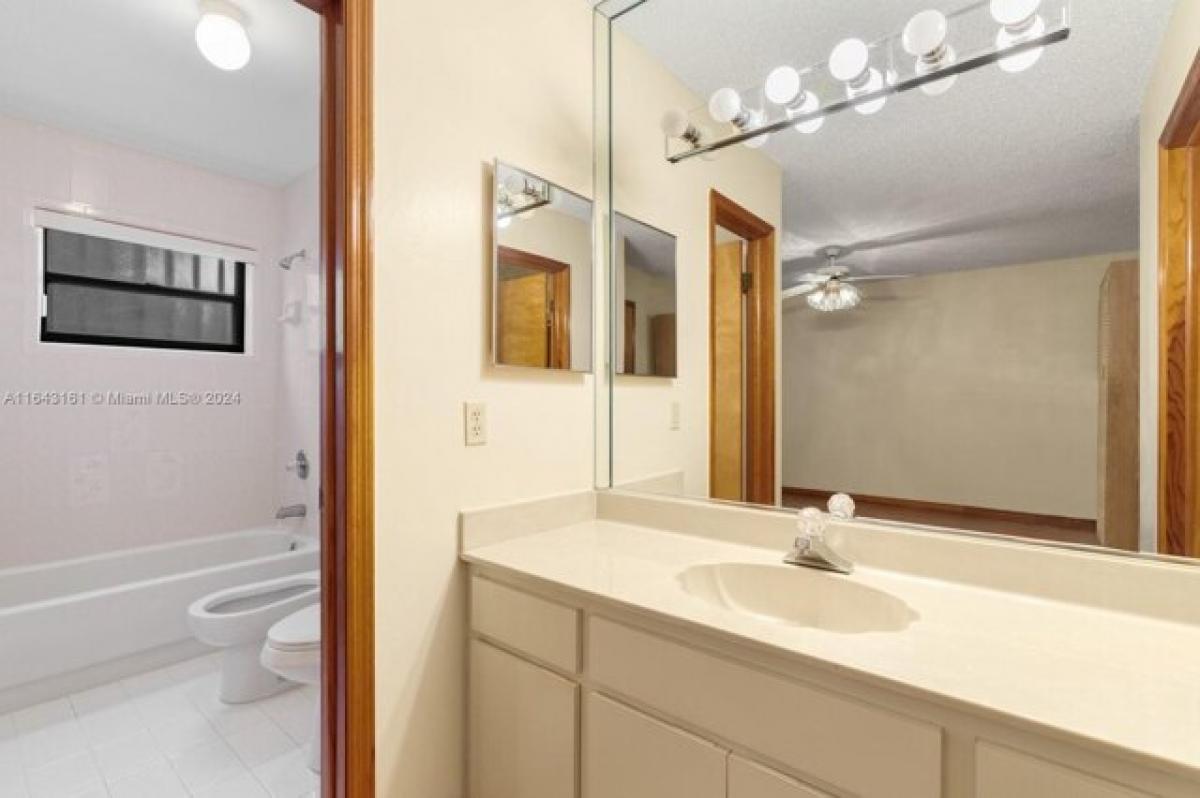 Casa de 3 dormitorios en Miami, USA No. 221360