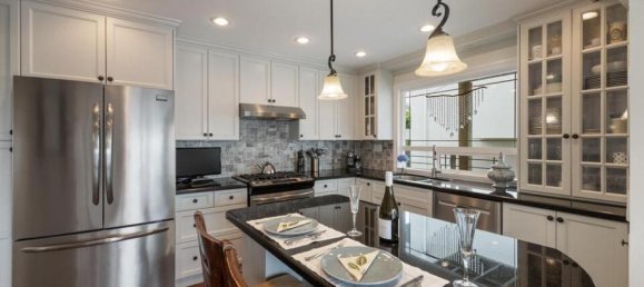 5 bedrooms House in British Columbia, Canada No. 1081 12