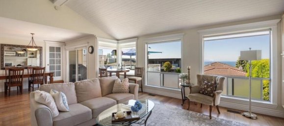 5 bedrooms House in British Columbia, Canada No. 1081 6