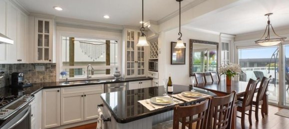 5 bedrooms House in British Columbia, Canada No. 1081 11