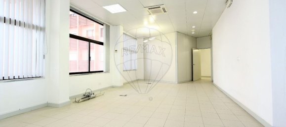 136m² Commercial property in Sintra, Portugal No. 66895 20