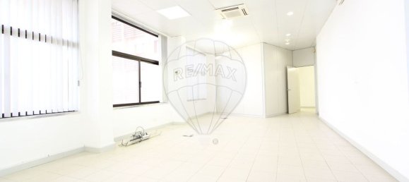 136m² Commercial property in Sintra, Portugal No. 66895 19