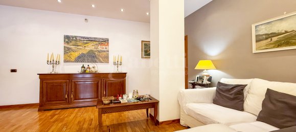 3 bedrooms Apartment in Naples, Italy No. 289034 2