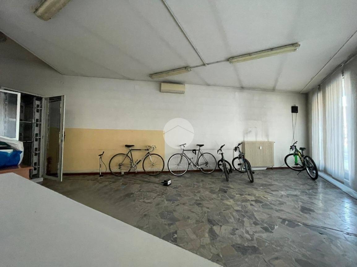 95m² Commercial property in Bergamo, Italy No. 389941
