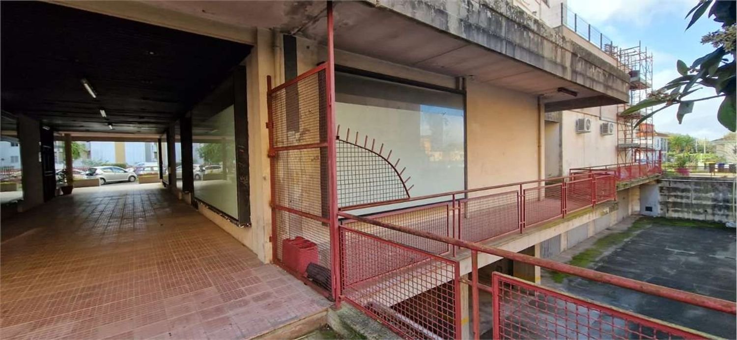  عقار تجاري في Frosinone, Italy 96متر مربع رقم 114144