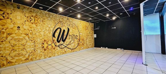 Propiedad comercial de 4 habitaciónes en Bourges, France No. 261221 3