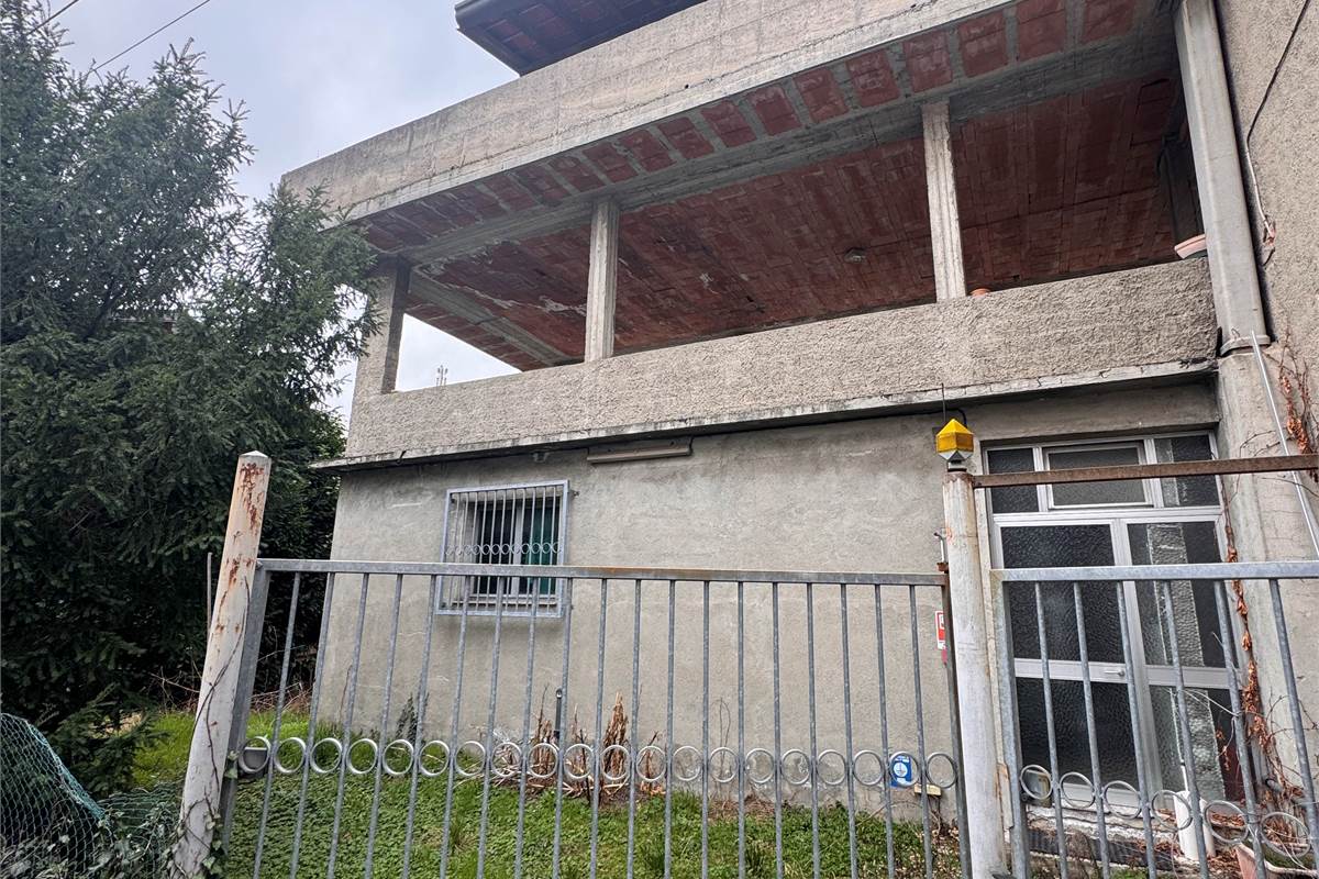 5 rooms House in Como, Italy No. 364185