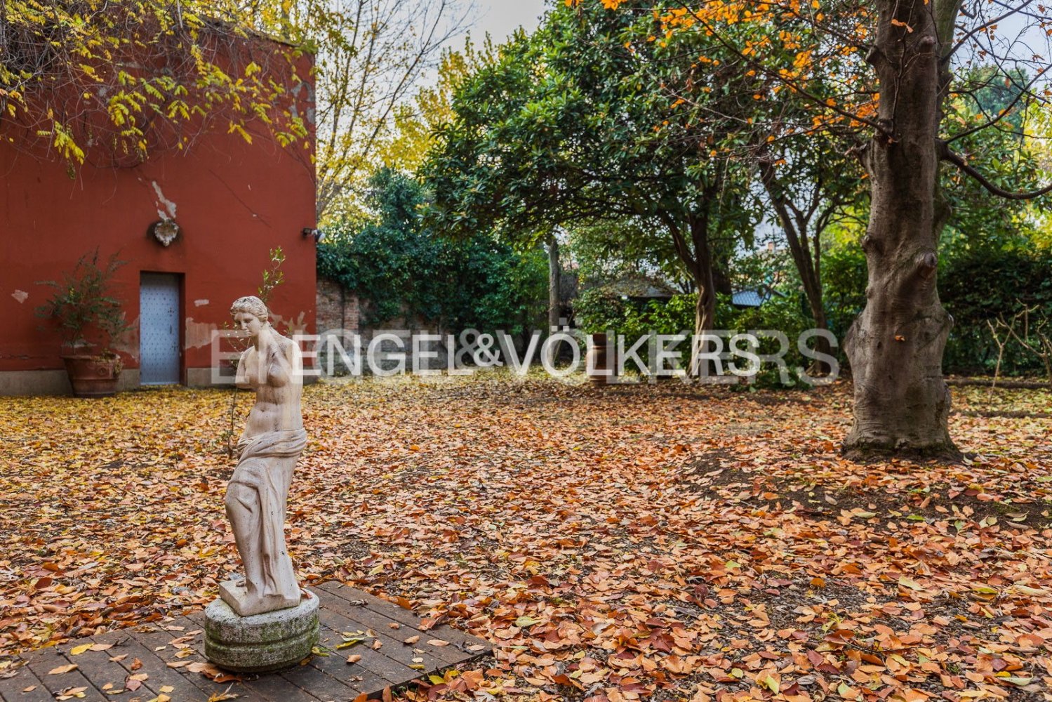 5 bedrooms Apartment in Bologna, Italy No. 129222