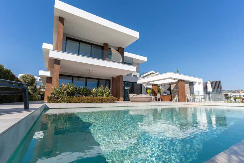 Propiedad comercial de 6 dormitorios en Germasogeia, Cyprus No. 84009