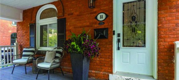 3 bedrooms House in Dundas, Canada No. 1038 2