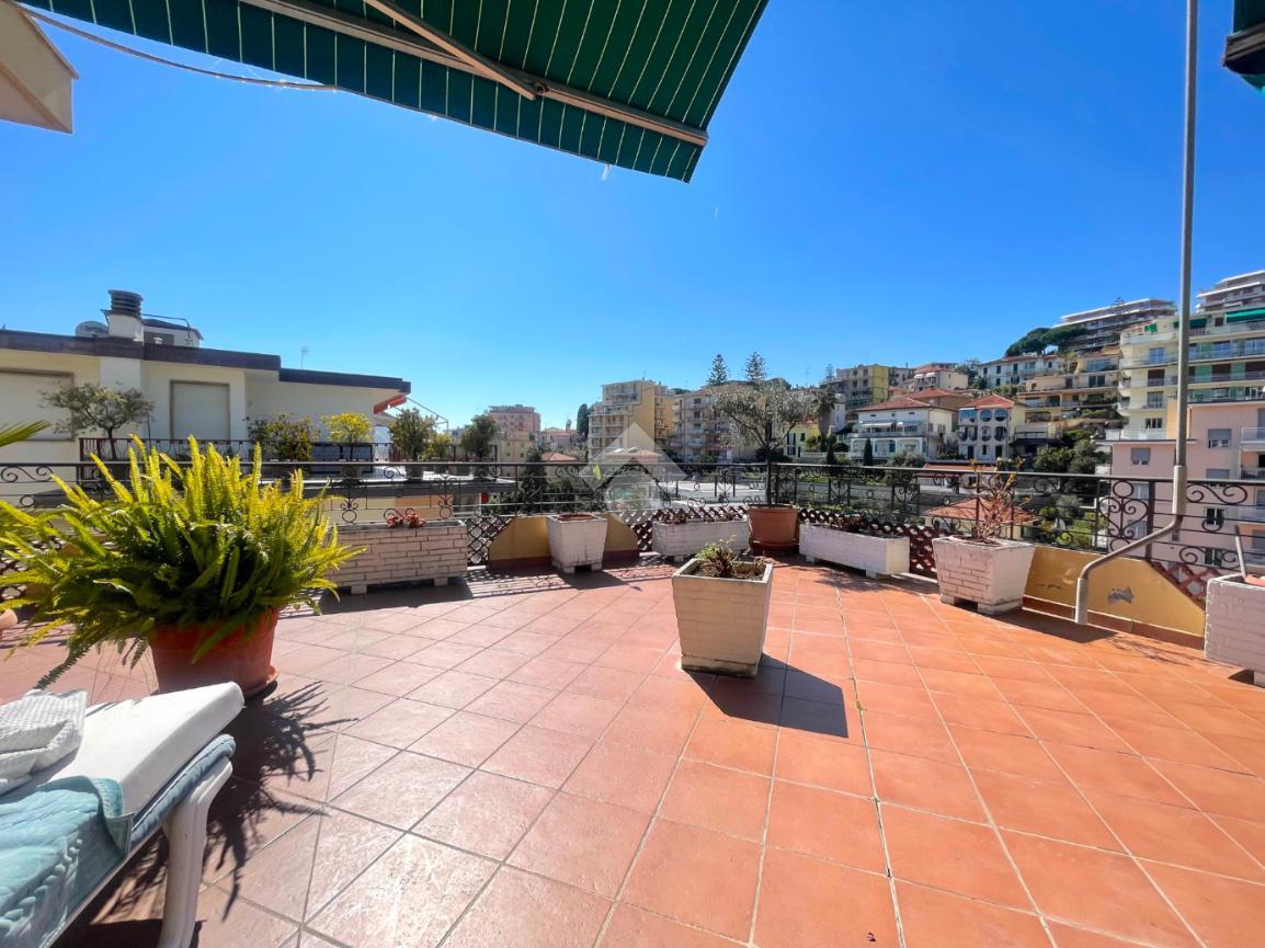 Ático de 4 habitaciónes en Sanremo, Italy No. 8633
