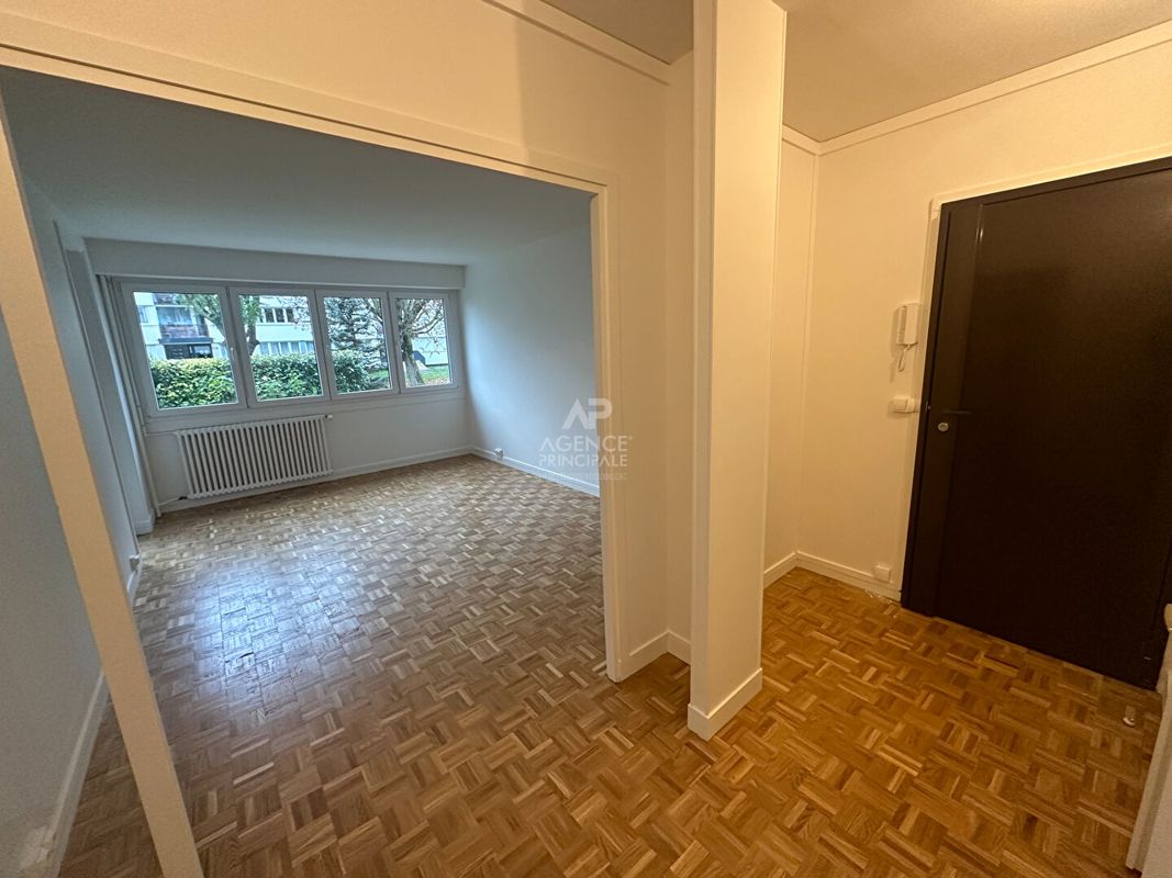 2 bedrooms Apartment in Saint-Germain-en-Laye, France No. 168162