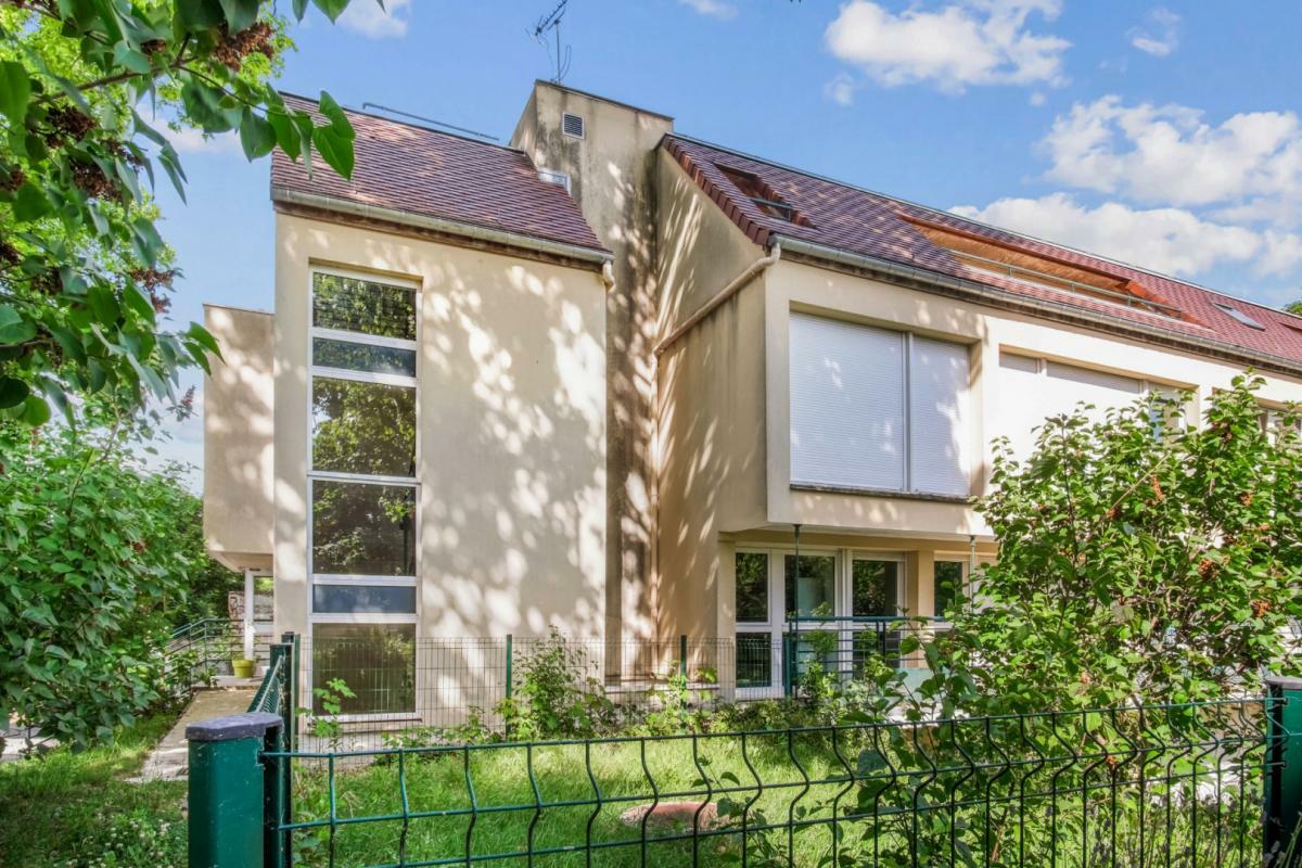 817m² Building in Chelles, France No. 345814