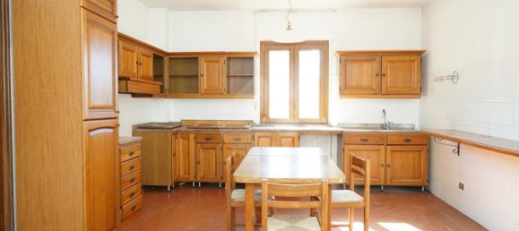 Квартира с 6 комнатами в Губбио, Италия № 358628 2