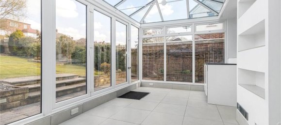 3 bedrooms House in Cockfosters, United Kingdom No. 6643 7