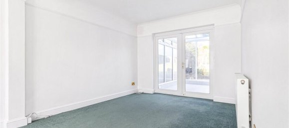 3 bedrooms House in Cockfosters, United Kingdom No. 6643 5