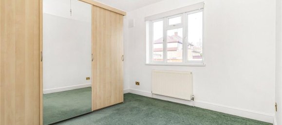 3 bedrooms House in Cockfosters, United Kingdom No. 6643 9