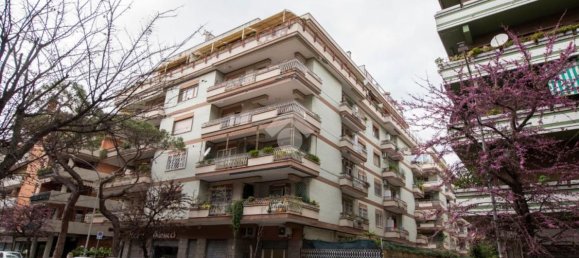 4 rooms Apartment in Rome, Italy No. 167698 2