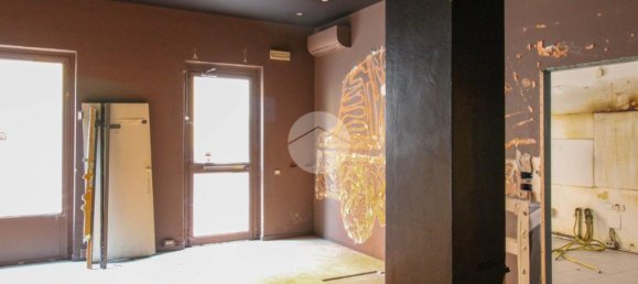 Propiedad comercial de 3 habitaciónes en Codogno, Italy No. 222979 9