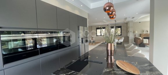 7 bedrooms Villa in Marbella, Spain No. 33852 7