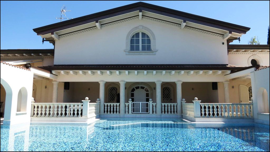6 bedrooms Villa in Forte dei Marmi, Italy No. 72055