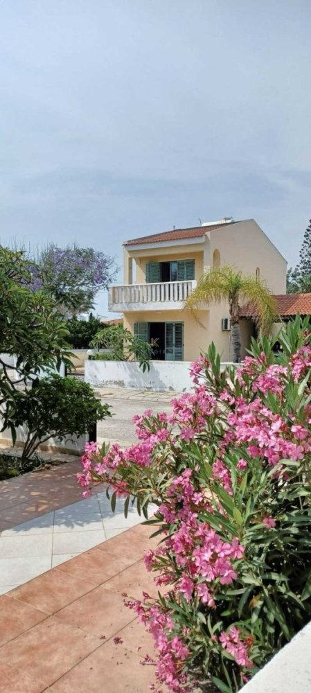 2 bedrooms Commercial property in Pervolia, Cyprus No. 18646