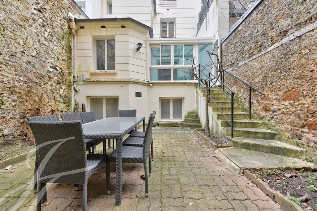 3 bedrooms Apartment in Paris, France No. 119057