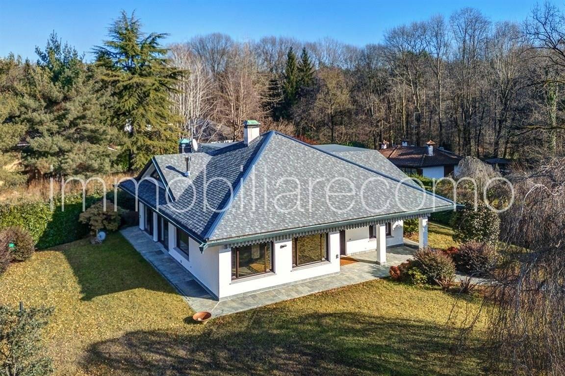 5 bedrooms Villa in Capiago Intimiano, Italy No. 264196