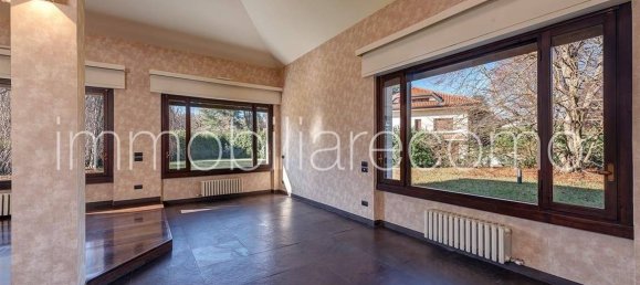 5 bedrooms Villa in Capiago Intimiano, Italy No. 264196 8