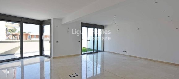 8 rooms Apartment in Sanremo, Italy No. 18351 4