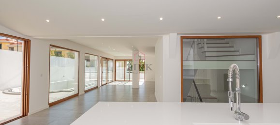 3 bedrooms Villa in Funchal, Portugal No. 92348 8