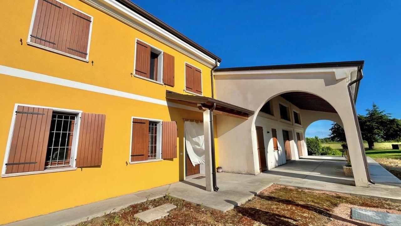 7غرفة فيلا في Quistello, Italy رقم 108394