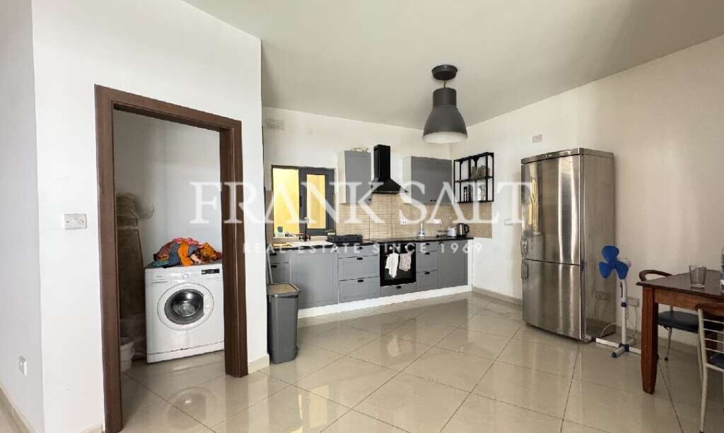 Квартира с 4 спальнями в Аттард, Мальта № 450