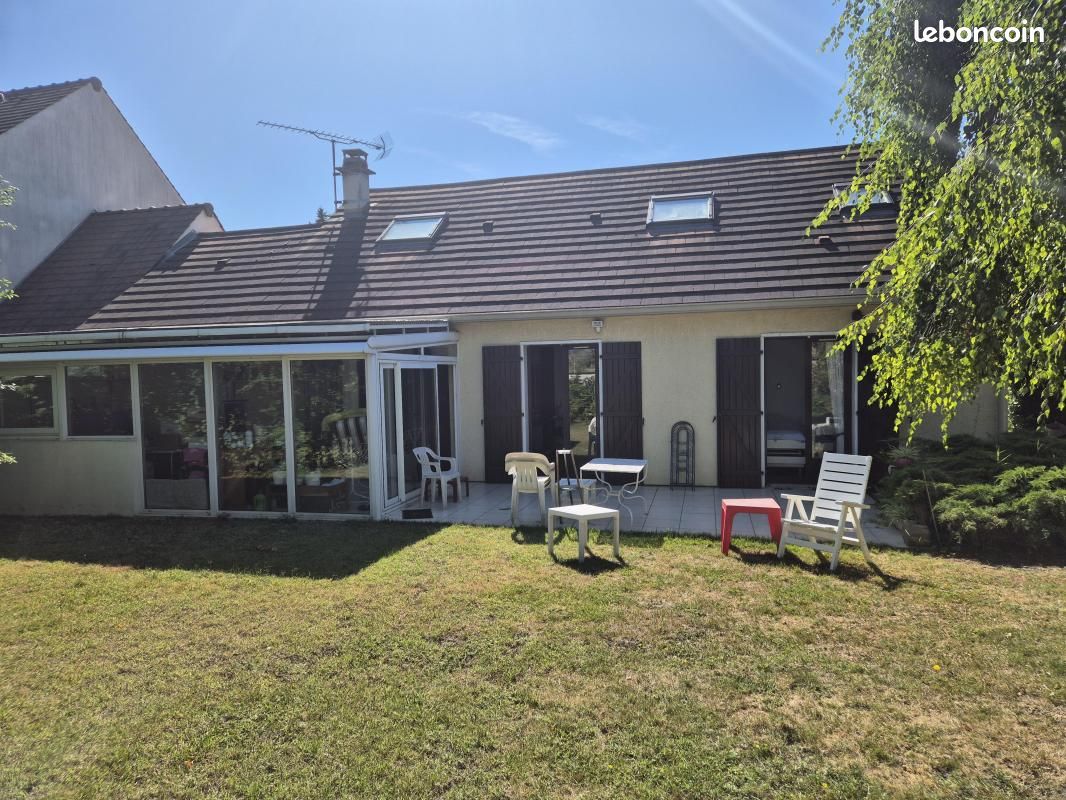 Casa de 4 dormitorios en Mennecy, France No. 285717