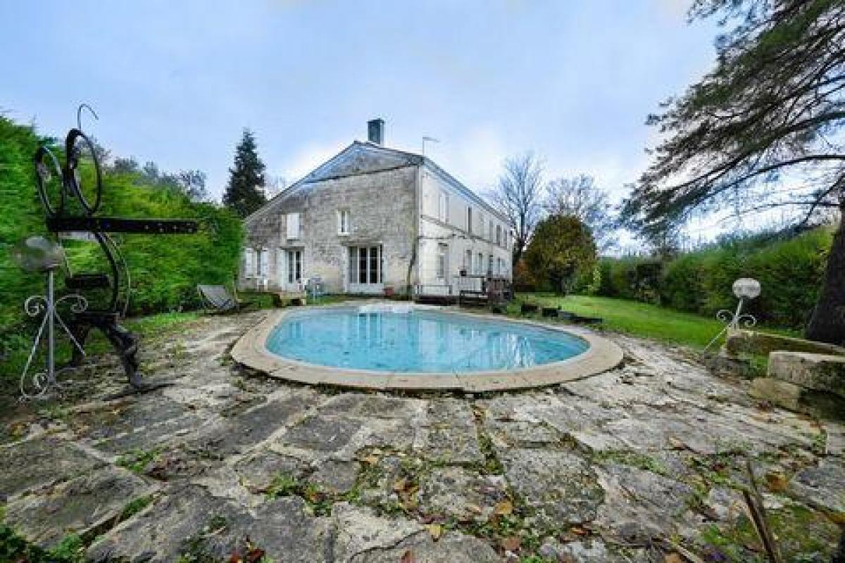 5 bedrooms House in Saintes, France No. 27751