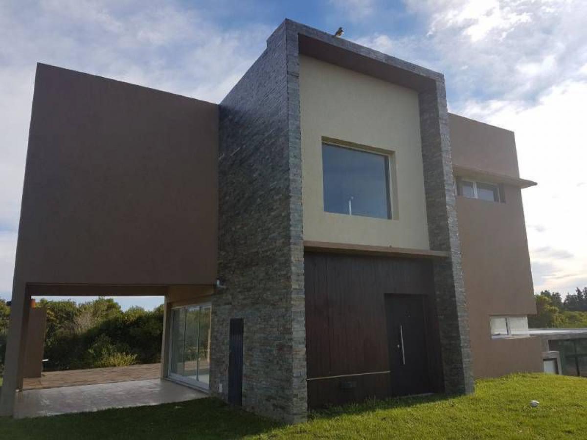 4 bedrooms House in Mar del Plata, Argentina No. 102671