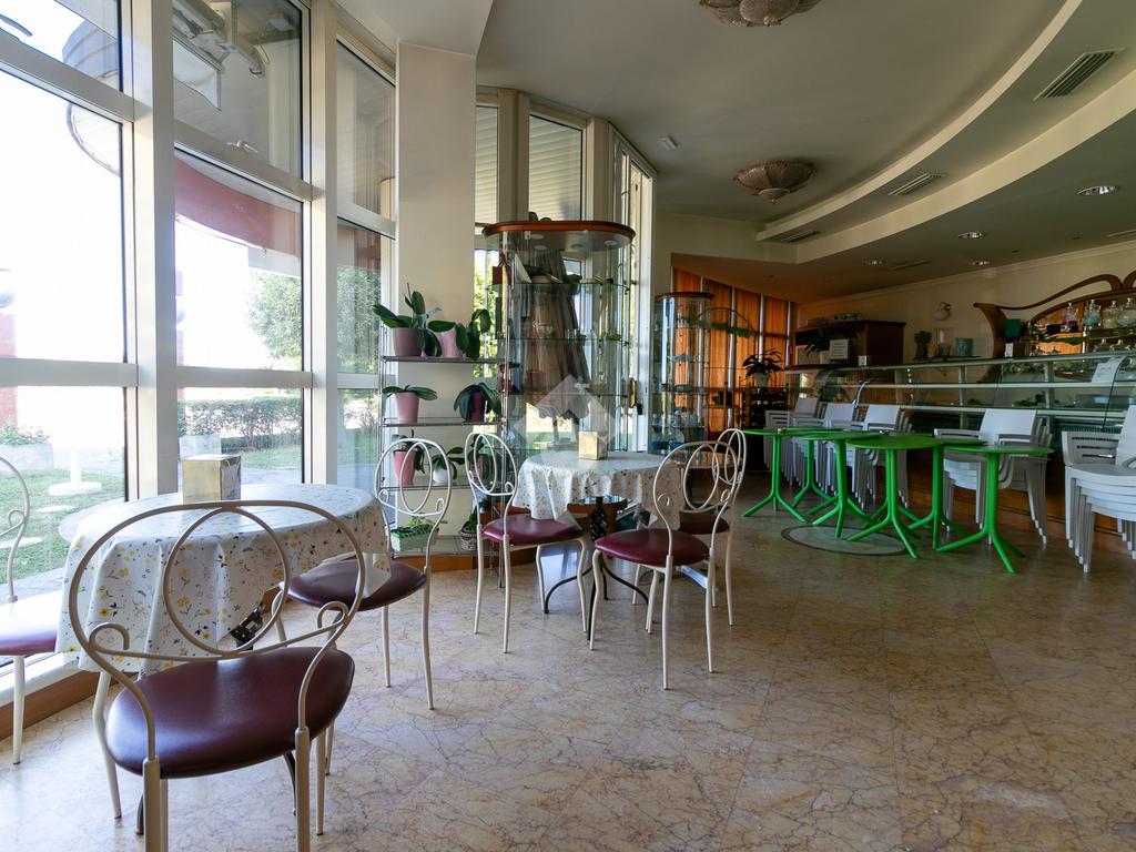 7 rooms Commercial property in Forlì, Italy No. 257646