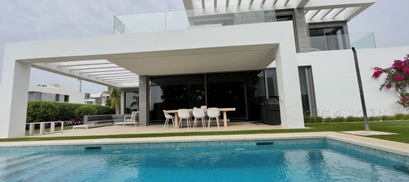 5 bedrooms Villa in Cancelada, Spain No. 3343 2