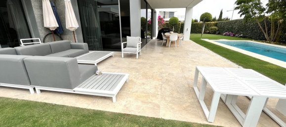 5 bedrooms Villa in Cancelada, Spain No. 3343 6