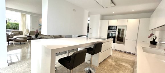 5 bedrooms Villa in Cancelada, Spain No. 3343 4