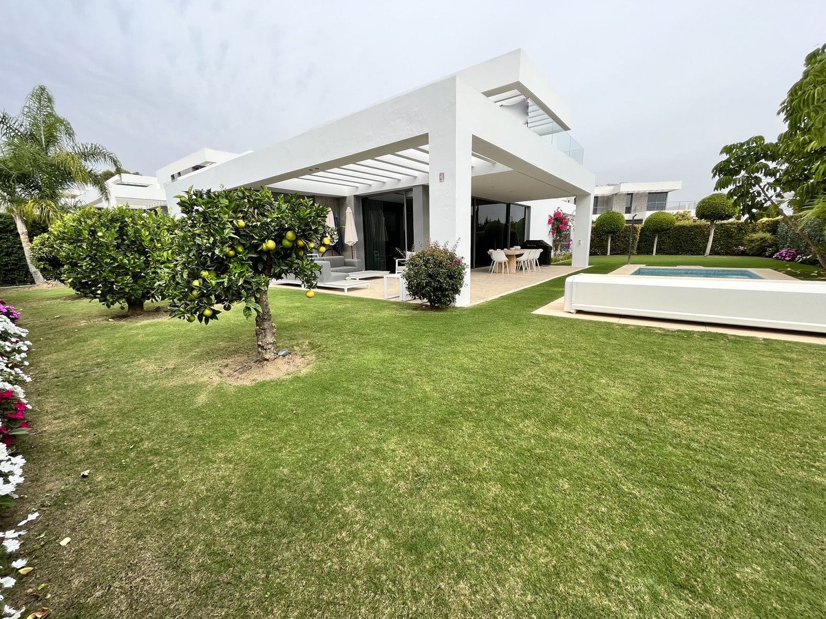 5 bedrooms Villa in Cancelada, Spain No. 3343