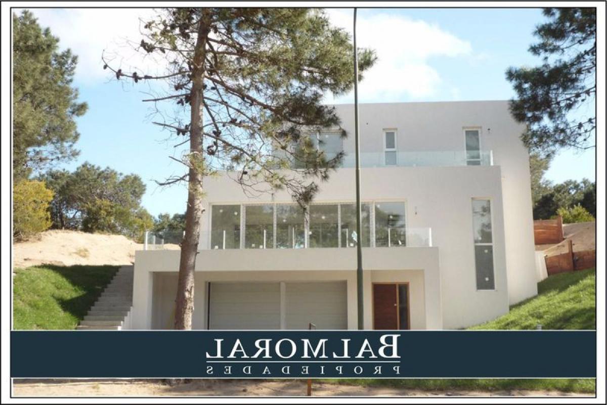 3 bedrooms House in Mar del Plata, Argentina No. 92007