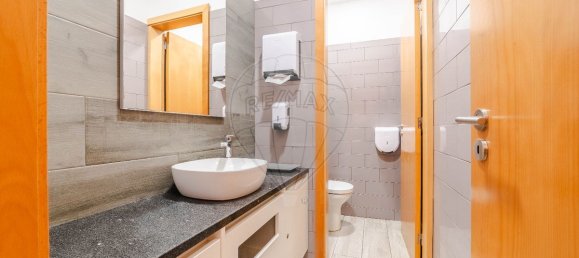 79m² Commercial property in Vila Nova de Gaia, Portugal No. 14901 5