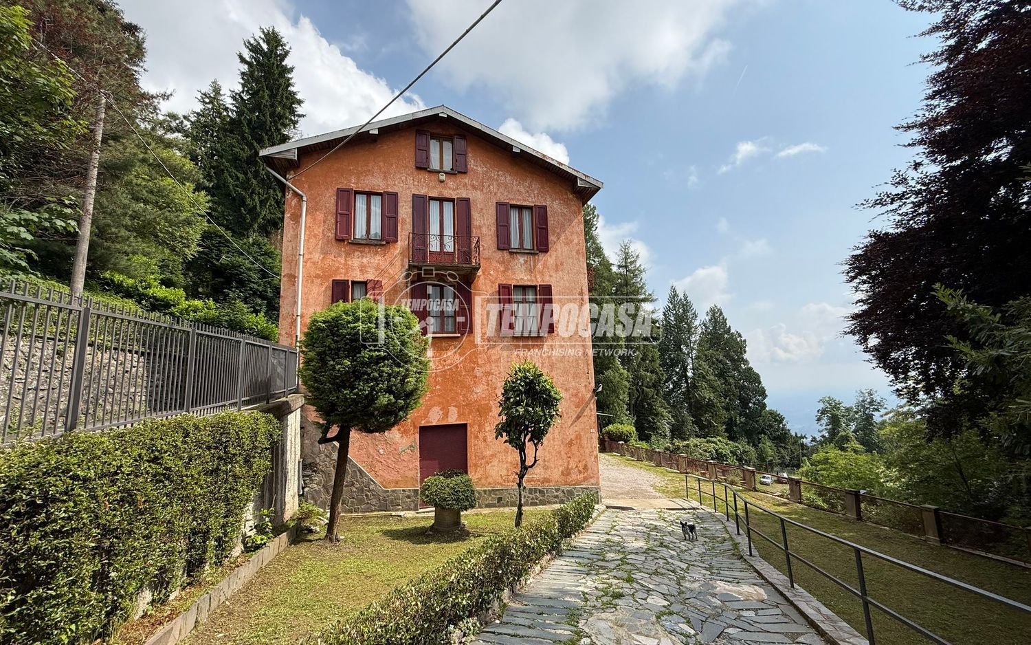 350m² Building in Brunate, Italy No. 313835