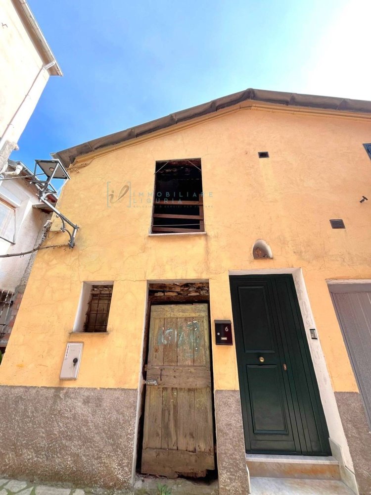 4 rooms House in Caravonica, Italy No. 157530