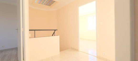 Casa de 3 dormitorios en Saint-Esteve, France No. 201246 8